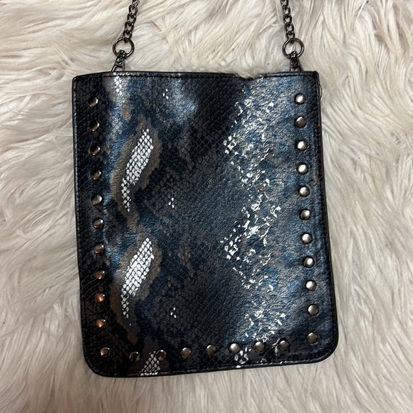 Snake, print, couch, purse - Picture 2 of 7